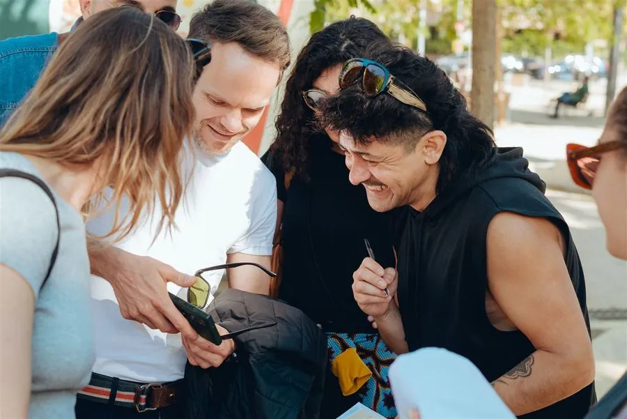 A team huddled together, laughing over a clue
